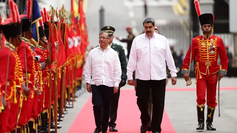 Gustavo Petro e Nicolas Maduro assinaram acordo em Caracas.&nbsp; Foto&nbsp;EPA/Rayner Pena R.