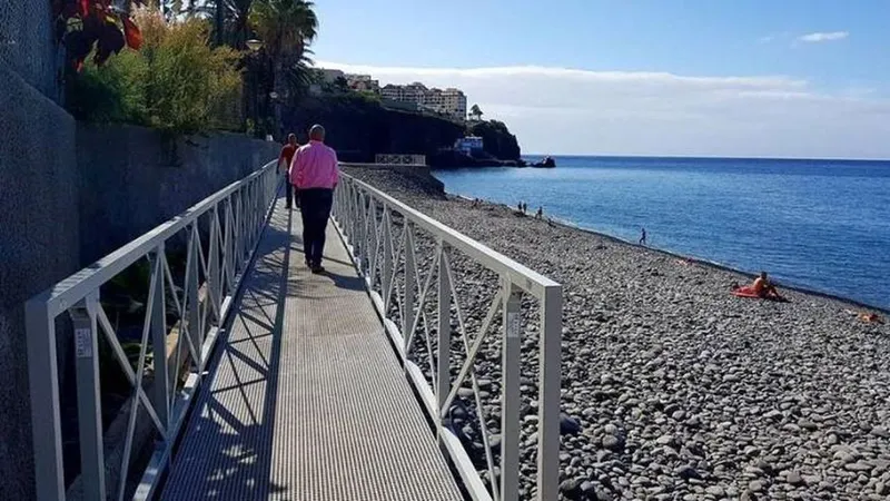 “Montado no fim do Verão, um passadiço de 80 mil euros que o mar vai levar no Inverno”, pode ler-se na legenda da foto enviada pela Coligação Funchal Forte.