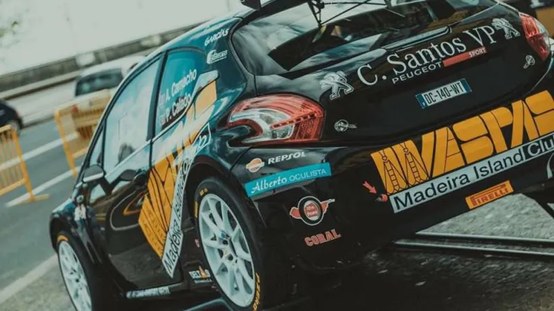 Alexandre Camacho vai para a estrada com um Peugeot 208.