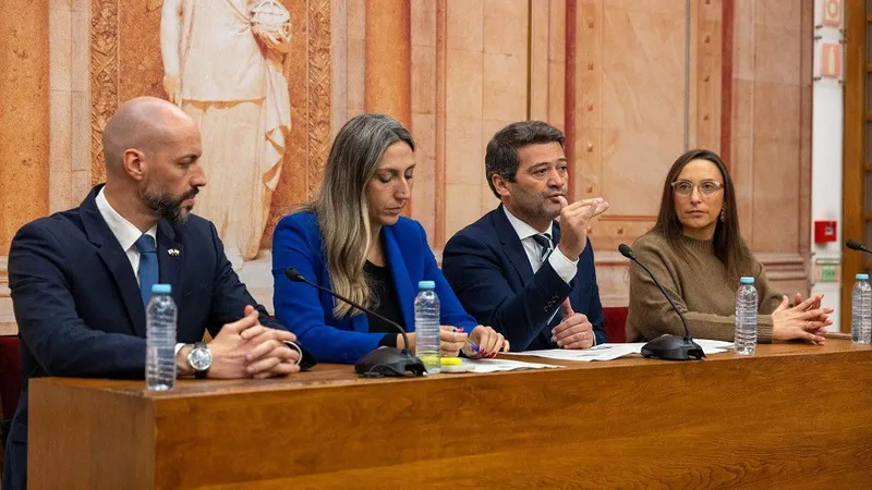 O deputado madeirense na ponta da mesa.&nbsp; Foto DR/CH