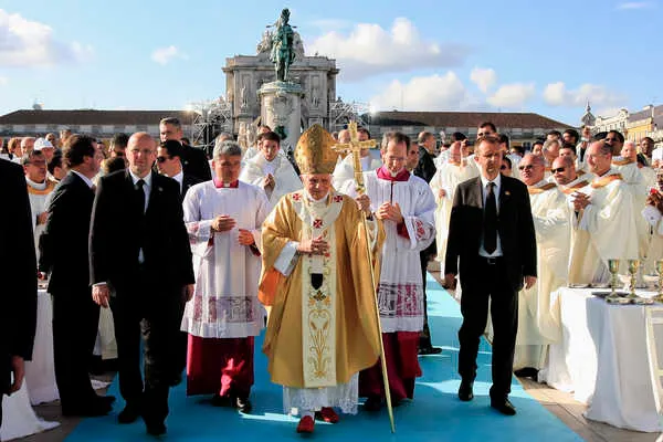 Papa Bento XVI à chegada ao Terreiro do Paço, em Lisboa, para celebrar a missa, a 11 de maio de 2010