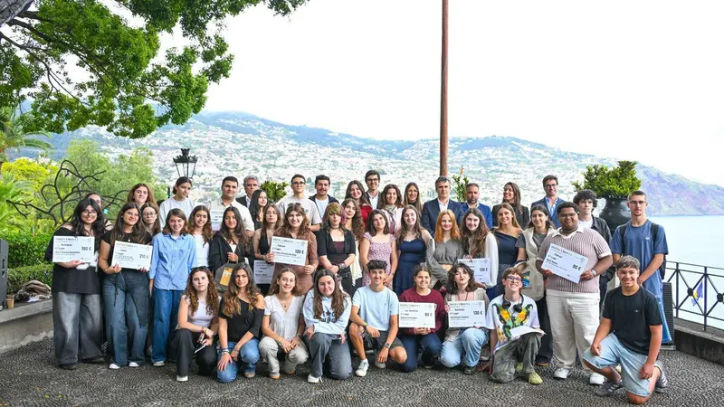 <b>Este projecto, que envolve 15 escolas secundárias da Região, consiste na publicação de oito suplementos mensais e na dinamização de diversas actividades</b>&nbsp;