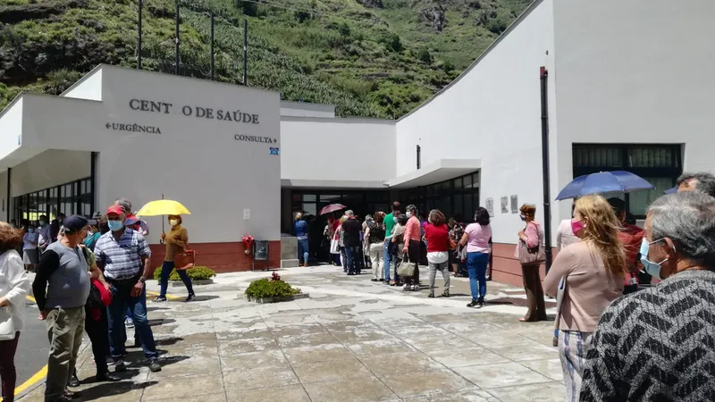 A mudança do centro de vacinação para o Pavilhão da Serra de Água vai evitar que se repitam situações como a vivida no dia 9 de Maio, à porta do Centro de Saúde da Ribeira Brava. Foto DR