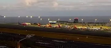 O avião ainda está na placa, o primeiro a contar da esquerda.&nbsp; &nbsp;Foto DR/Madeira-web.com