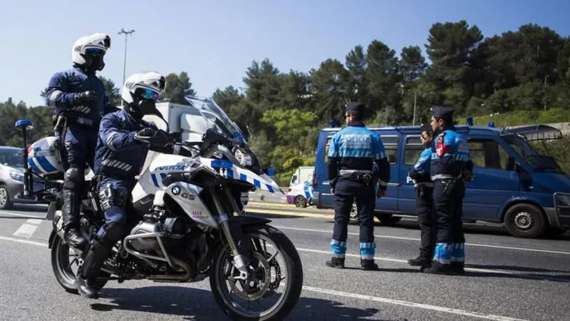 Foto Polícias portugueses e franceses ajudam polícia espanhola no patrulhamento durante a Páscoa