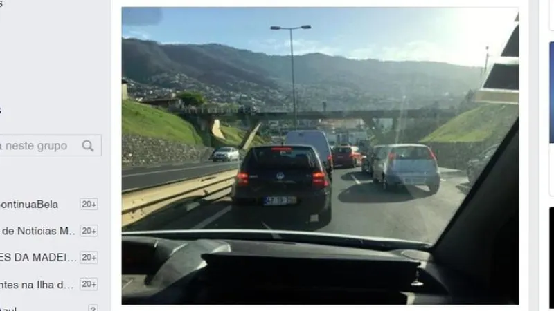 O trânsito está condicionado.   Foto Filipe Rodrigues/Facebook