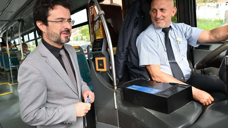 O secretário Pedro Rodrigues testou, esta manhã, o novo bilhete Giro numa viagem de autocarro desde a Nazaré até ao centro da cidade. FOTO SREI