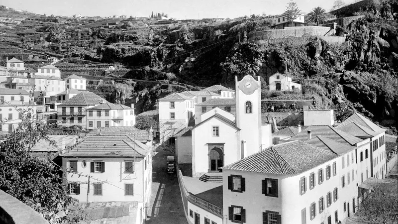 <i>Legenda da fotografia: Vila da Ponta do Sol; ao centro, a rua Dr. João Augusto Teixeira e a igreja de Nossa Senhora da Luz. Foto Figueiras, posterior a 1930, negativo em película, MFM-AV, em&nbsp;</i><i>depósito no ABM, PHF/123.</i>