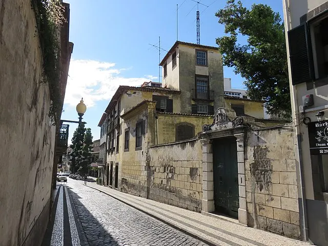 Rua da Carreira e solar torreado dos condes de Canavial, tirado de poente, em maio de 2019.  Atribuição: PESP / Wikimedia CC-BY-SA 4.0