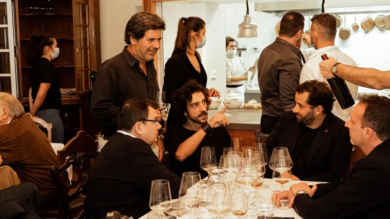 Nuno Faria e António Maçanita (ambos sentados ao centro) lançaram o vinho distinguido em final de Novembro do ano passado, no Funchal.