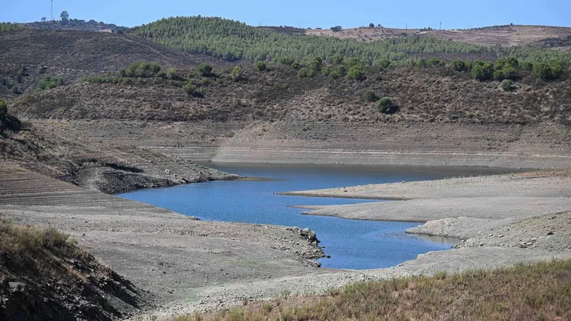 Barragem do Belhiche com pouca água devido às consequências da seca que afectou o baixo Guadiana, Castro Marim, a 11 de Agosto de 2022.<br>