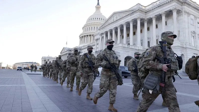 Joe Biden toma posse hoje como Presidente dos EUA, numa Washington deserta, por causa da pandemia, e invadida por 25 mil soldados, por causa da segurança.&nbsp;