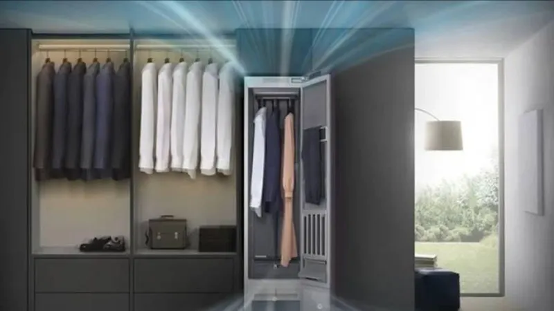 Basta pendurar as peças de roupa nos cabides especiais do aparelho e dar início aos ciclos de limpeza. FOTO Samsung