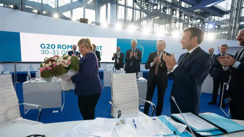 Macron, em primeiro plano, na homenagem que os líderes do G20 fizeram a Merkel na última cimeira sobre as alterações climáticas.&nbsp; &nbsp; Foto&nbsp;EPA/FILIPPO ATTILI/CHIGI PALACE PRESS OFFICE