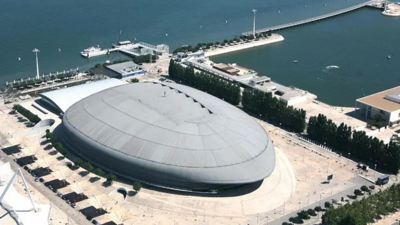 O Meo Arena, antigo Pavilhão Atlântico, no Parque das Nações, recebe o concerto solidário.