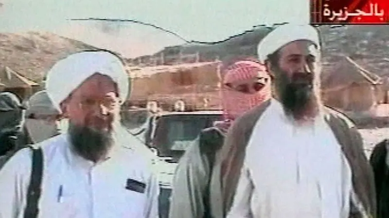 Ayman al-Zawahiri ao lado de&nbsp;Osama Bin Laden em 2001