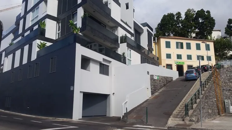 O intruso entrou pela porta da garagem