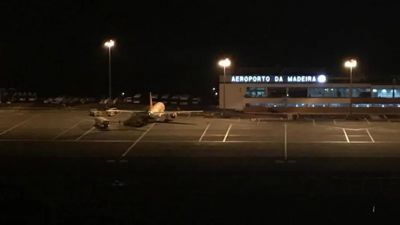 O aparelho da easyjet estacionado na placa do Aeroporto da Madeira, às 21h40. FOTO Tiago Ferro