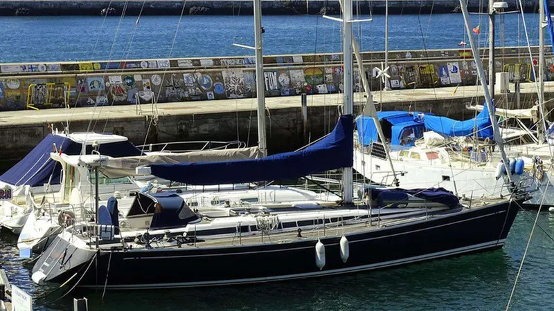 O veleiro 'Quero-Quero', que foi alvo de furto da Marina do Funchal e recuperado no Porto Novo pela Polícia Marítima. FOTO SÉRGIO FERREIRA