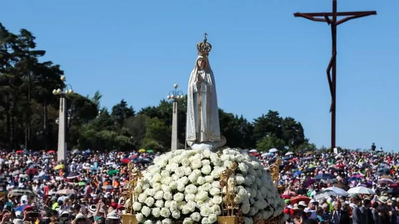 Milhares de fiéis em oração no santuário de Fátima