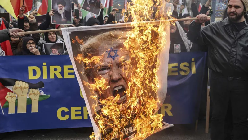 No dia 1 de Março, manifestantes reuniram-se em Istambul para protestar contra os ataques dos EUA e de Israel ao Irão.&nbsp; Foto&nbsp;ERDEM SAHIN/EPA&nbsp;