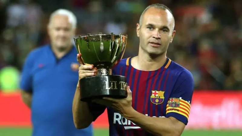Andrés Iniesta, de 33 anos, jogou toda a sua carreira no Barcelona, desde os infantis, e actualmente é o capitão e grande símbolo do clube. FOTO EPA