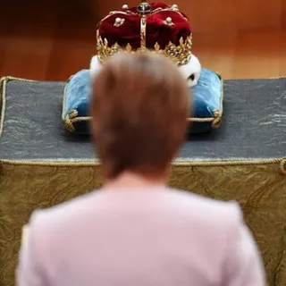 A primeira-ministra escocesa Nicola Sturgeon olha para a coroa dos Escoceses que foi devolvida ao parlamento do país na cerimónia do 20.º aniversário da devolução dos poderes legislativos. Foto Jeff J Mitchell/REUTERS