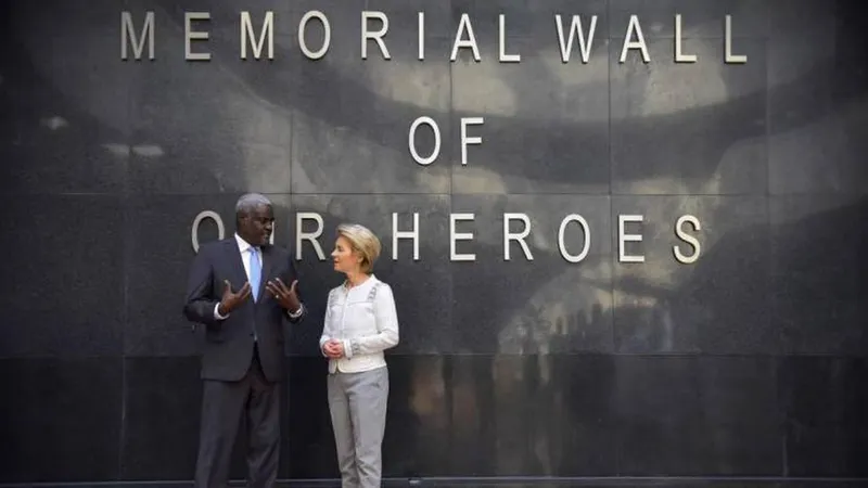 Moussa Faki Mahama, presidente da OUA, com Ursula von der Leyen, presidente da Comissão Europeia. Foto MICHAEL TEWELDE/AFP