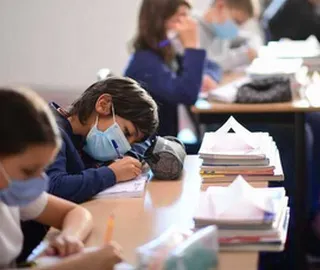 Entre os novos infectados estão 23 alunos/crianças.&nbsp;