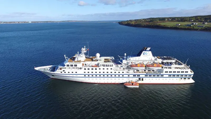O navio cruzeiro português ‘Resolute’ que colidiu com o barco da marinha venezuelana. Foto DR