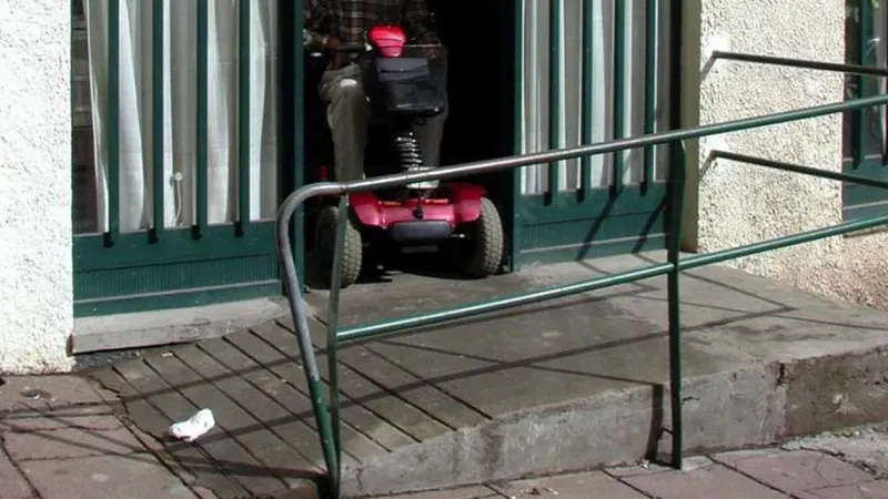 Entrou ontem em vigor um Decreto-Lei que altera o regime da acessibilidade aos edifícios públicos. FOTO TERESA GONÇALVES