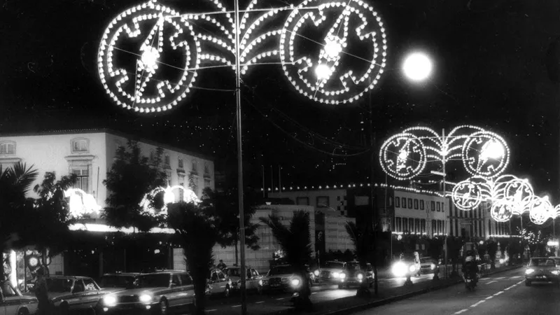 Era a 8 de Dezembro, dia de Nossa Senhora da Conceição, que as luzes da Festa ligavam pela primeira vez em cada ano. A romaria ao centro da cidade era certa. AInda hoje o dia de inauguração das iluminações, agora logo a 1 de Dezembro, e um momento muito aguardado por madeirenses e visitantes.&nbsp;
