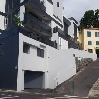 O intruso entrou pela porta da garagem
