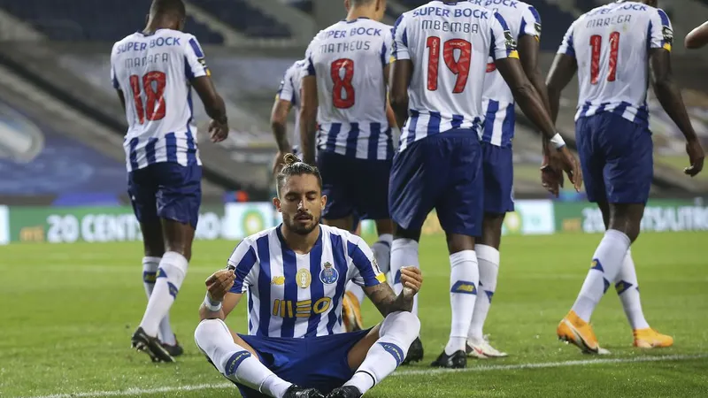 Alex Telles comemora o golo.&nbsp; FOTO MANUEL FERNANDO ARAÚJO/EPA