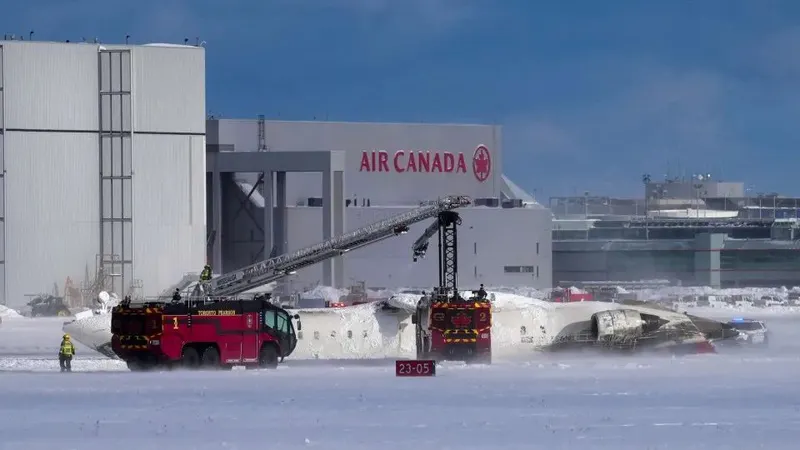 Imagens divulgadas por cadeias de televisão como a CNN mostram o avião de cabeça para baixo no meio da pista, rodeado de neve