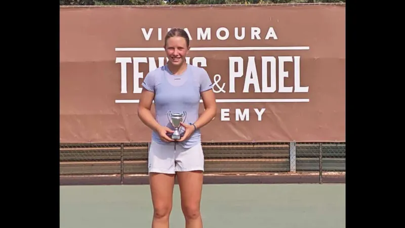 Madalena Fernandes com a taça conquistada hoje. Foto DR