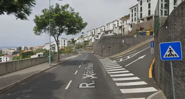 Na mesma rua das casas caras também está situada uma urbanização social.&nbsp; &nbsp;Foto Google Streetview
