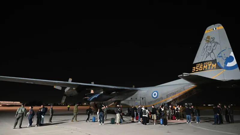Fotografia do repatriamento de cidadãos gregos, feito pelo governo grego.