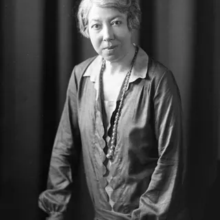 Matilde Olímpia Sauvaire da Câmara (1871-1957) com uma sobrinha, Photografia Vicente, c. 1909, proveniente do Arquivo e Biblioteca da Madeira 