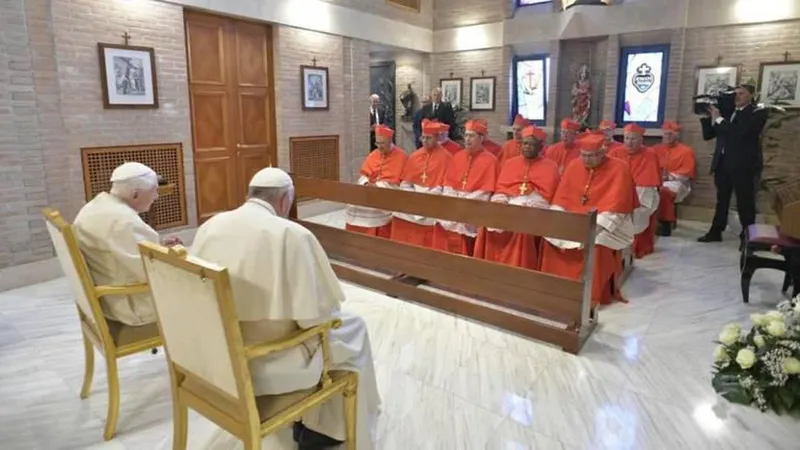 Papa Francisco e Papa emérito Bento XVI recebem os novos cardeais na Basílica de Sâo Pedro. Do lado esquerdo na primeira fila, o madeirense Tolentino Mendonça.  Foto EPA/VATICAN MEDIA