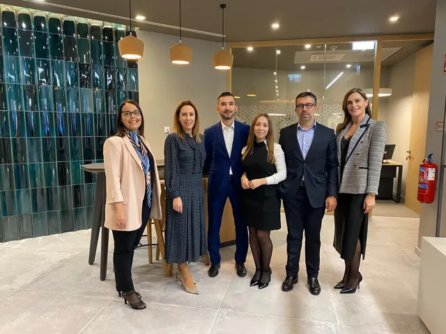 Da
esquerda para direita: Ana Gonçalves (AC), Cátia Gouveia (Sub Gerente), Pedro
Marques (Gerente), Natália Barbosa (G360º), António Sousa (G. Negócios) e Cátia
Franco (AC).