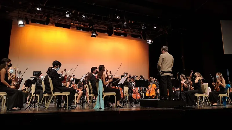 A Orquestra Académica assinou, sob a batuta do maestro Francisco Loreto, o concerto de abertura do ano lectivo, que teve lugar domingo, no Centro de Congressos do Casino da Madeira.