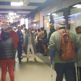 Filas para renovar passe social Filas continuavam, esta manhã, na loja da Horários do Funchal, no centro comercial Anadia