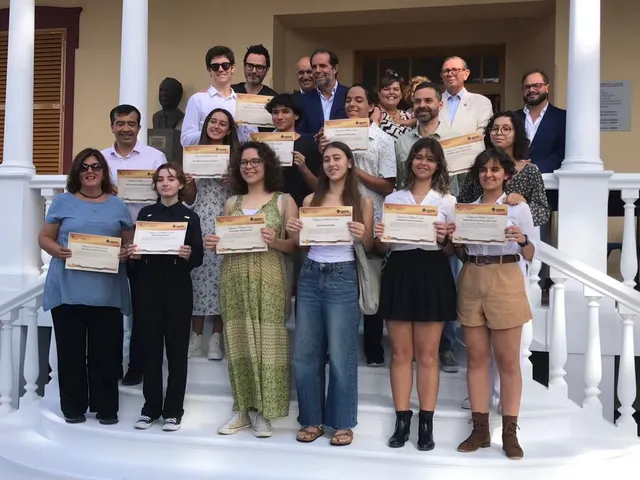 Alunos do Cursos Profissionais com diplomas de mérito.