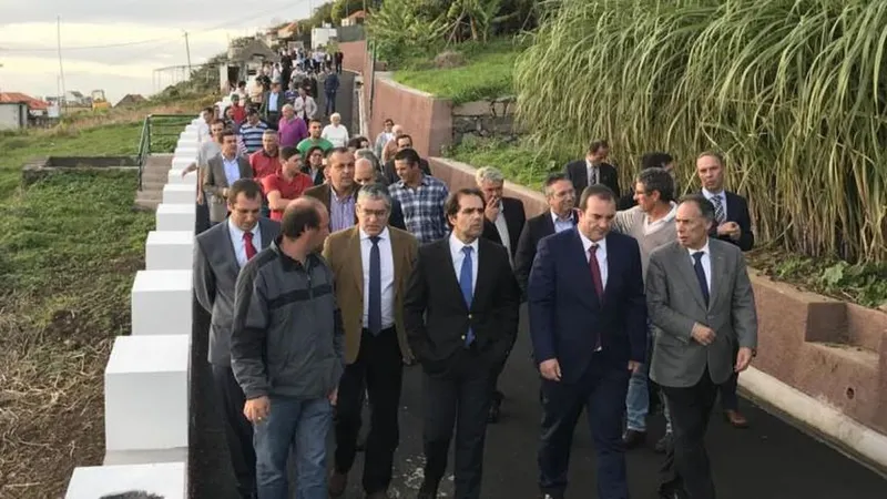 A obra de “Construção do Caminho Agrícola da Beira do Massapez”, promovida pelo Município da Calheta na freguesia da Calheta, tem uma extensão de 325 metros, 4 metros de largura de faixa de rodagem e orçou em 526.545,47 euros, dos quais, 85% foram financiados pelo FEADER (447.563,65 euros), no âmbito do PRODERAM, e 15% suportados pelo Município da Calheta (78.981,82 euros). 
