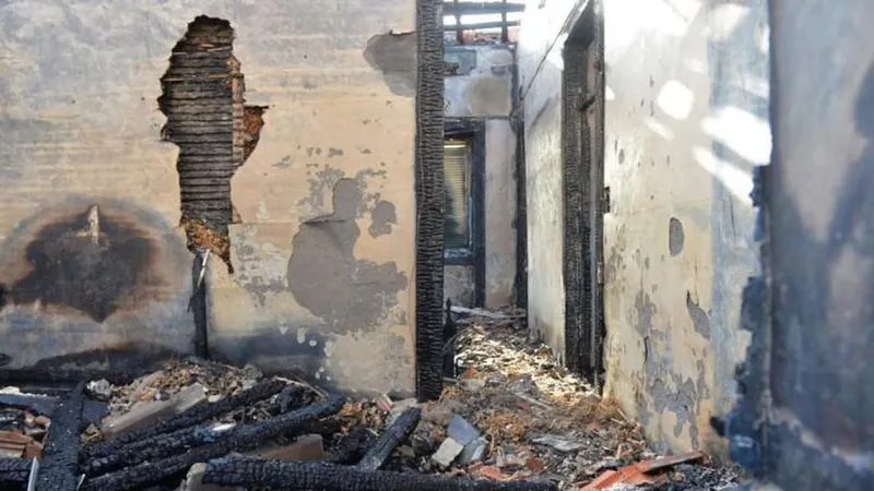 Casa consumida pelo fogo, no Caminho dos Saltos, durante os incêndios do verão passado / Hélder Santos, Aspress