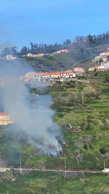 O incêndio foi extinto pelos Bombeiros Voluntários Madeirenses.