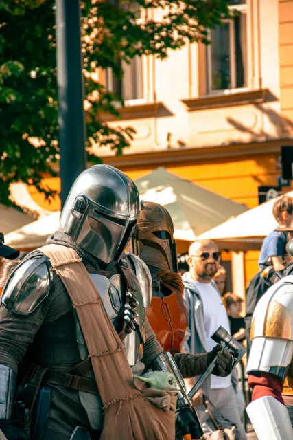 Foto:&nbsp;<a href="https://unsplash.com/pt-br/@daniyarorazov?utm_source=unsplash&amp;utm_medium=referral&amp;utm_content=creditCopyText">Daniyar Orazov</a> na <a href="https://unsplash.com/pt-br/fotografias/cosplayers-mandalorianos-caminham-em-um-desfile-ensolarado-ao-ar-livre-Y0pYxjaC9Sg?utm_source=unsplash&amp;utm_medium=referral&amp;utm_content=creditCopyText">Unsplash</a>