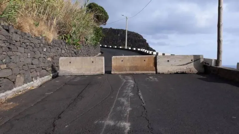 A estrada voltou a ser encerrada esta tarde.