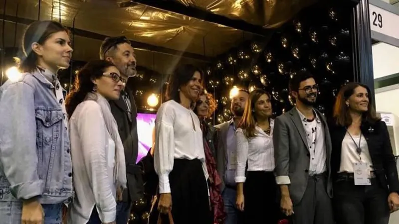 A secretária regional do Turismo e Cultura, Paula Cabaço (ao centro), esteve hoje na apresentação do projecto Moda Madeira.   